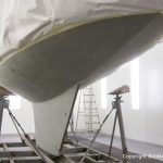 Unterwasserschiff der Lacustre Segelyacht in der Lackierkabine der Bootswerft Baumgart in Dortmund