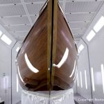 Bug der Lacustre Segelyacht nach der Bootslackierung in der Lackierkabine der Bootswerft Baumgart in Dortmund