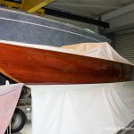 Backbord Seite der Lacustre Segelyacht nach der Bootslackierung in der Werfthalle der Bootswerft Baumgart in Dortmund