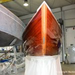 Bug der Lacustre Segelyacht nach der Bootslackierung in der Werfthalle der Bootswerft Baumgart in Dortmund