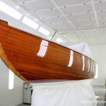 Backbord Seite der Lacustre Segelyacht nach der Bootslackierung in der Lackierkabine der Bootswerft Baumgart in Dortmund