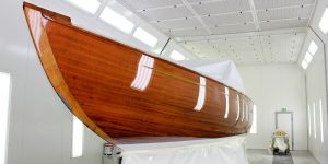 Backbord Seite der Lacustre Segelyacht nach der Bootslackierung in der Lackierkabine der Bootswerft Baumgart in Dortmund