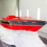 Lackierung eines Malibu Skier Euro f3 Motorboots beim Refit in der Lackierkabine der Bootswerft Baumgart in Dortmund