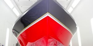 Lackierung eines Malibu Skier Euro f3 Motorboots beim Refit in der Lackierkabine der Bootswerft Baumgart in Dortmund