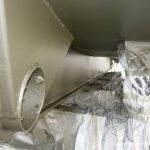Grundierung der Bootslackierung beim Refit einer St. Jozef Vlet in der Lackierkabine der Bootswerft Baumgart in Dortmund