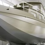 Grundierung der Bootslackierung beim Refit einer St. Jozef Vlet in der Lackierkabine der Bootswerft Baumgart in Dortmund