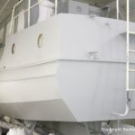 Grundierung der Bootslackierung beim Refit einer St. Jozef Vlet in der Lackierkabine der Bootswerft Baumgart in Dortmund