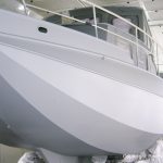 Grundierung der Bootslackierung beim Refit einer St. Jozef Vlet in der Lackierkabine der Bootswerft Baumgart in Dortmund