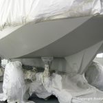 Grundierung der Bootslackierung beim Refit einer St. Jozef Vlet in der Lackierkabine der Bootswerft Baumgart in Dortmund