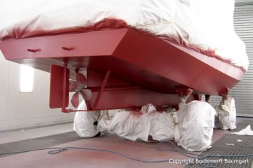 Bootslackierung beim Refit einer St. Jozef Vlet Motoryacht in der Lackierkabine der Bootswerft Baumgart in Dortmund
