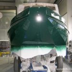 Bootslackierung beim Refit einer St. Jozef Vlet Motoryacht in der Werfthalle der Bootswerft Baumgart in Dortmund