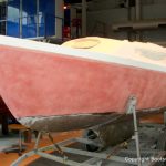 Schleifarbeiten am Rumpf beim Refit einer Varianta 65 in der Werfthalle der Bootswerft Baumgart in Dortmund