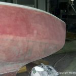 Schleifarbeiten am Rumpf beim Refit einer Varianta 65 in der Werfthalle der Bootswerft Baumgart in Dortmund