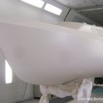 Grundierung der Bootslackierung beim Refit einer Varianta 65 in der Lackierkabine der Bootswerft Baumgart in Dortmund