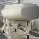 Grundierung der Bootslackierung beim Refit einer Varianta 65 in der Lackierkabine der Bootswerft Baumgart in Dortmund