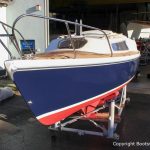 Fertiges Refit einer Varianta 65 mit blauem Rumpf und Teakdeck auf dem Werftgelände der Bootswerft Baumgart in Dortmund