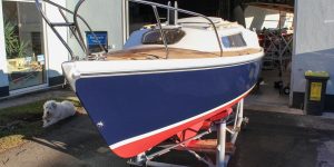 Fertiges Refit einer Varianta 65 mit blauem Rumpf und Teakdeck auf dem Werftgelände der Bootswerft Baumgart in Dortmund