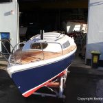 Fertiges Refit einer Varianta 65 mit blauem Rumpf und Teakdeck auf dem Werftgelände der Bootswerft Baumgart in Dortmund