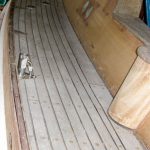 Teakdeck einer Vilm 106 beim Refit in der Werfthalle der Bootserft Baumgart in Dortmund