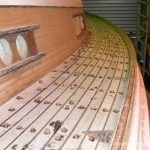 Teakdeck einer Vilm 106 beim Refit in der Werfthalle der Bootserft Baumgart in Dortmund