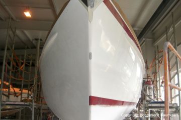 Bug einer Vilm 106 beim Refit in der Werfthalle der Bootserft Baumgart in Dortmund