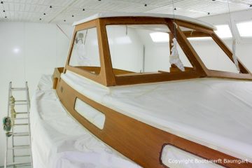 Kajütdach beim Refit einer Vilm 106 in der Lackierkabine der Bootswerft Baumgart in Dortmund