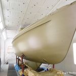 Bootslackierung beim Refit einer Vilm 106 in der Lackierkabine der Bootswerft Baumgart in Dortmund