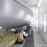Bootslackierung beim Refit einer Vilm 106 in der Lackierkabine der Bootswerft Baumgart in Dortmund