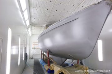 Bootslackierung beim Refit einer Vilm 106 in der Lackierkabine der Bootswerft Baumgart in Dortmund
