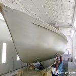 Bootslackierung beim Refit einer Vilm 106 in der Lackierkabine der Bootswerft Baumgart in Dortmund