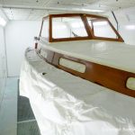 Refit einer Vilm 106 in der Lackierkabine der Bootswerft Baumgart in Dortmund
