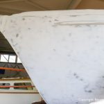 Schleifarbeiten am Rumpf einer Vilm 106 in der Werfthalle der Bootswerft Baumgart in Dortmund