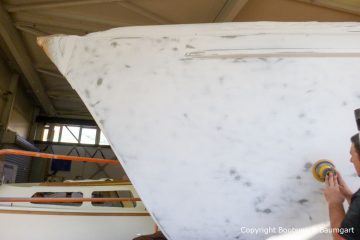 Schleifarbeiten am Rumpf einer Vilm 106 in der Werfthalle der Bootswerft Baumgart in Dortmund