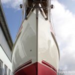 Bug eines Vilm 106 Motorseglers nach dem Refit auf dem Werftgelände der Bootserft Baumgart in Dortmund
