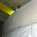 Lackiervorbereitungen an einer Comfortina 38 in der Werfthalle der Bootswerft Baumgart in Dortmund