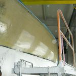 Lackiervorbereitungen an einer Comfortina 38 in der Werfthalle der Bootswerft Baumgart in Dortmund