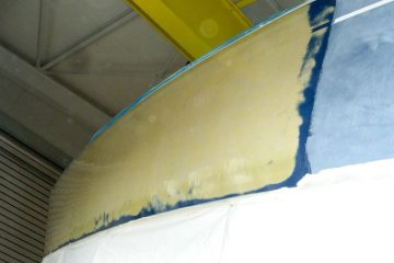 Lackiervorbereitungen an einer Comfortina 38 in der Werfthalle der Bootswerft Baumgart in Dortmund