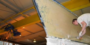 Lackiervorbereitungen an einer Comfortina 38 in der Werfthalle der Bootswerft Baumgart in Dortmund