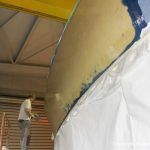 Lackiervorbereitungen an einer Comfortina 38 in der Werfthalle der Bootswerft Baumgart in Dortmund