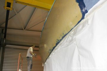 Lackiervorbereitungen an einer Comfortina 38 in der Werfthalle der Bootswerft Baumgart in Dortmund