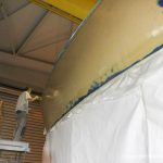 Lackiervorbereitungen an einer Comfortina 38 in der Werfthalle der Bootswerft Baumgart in Dortmund