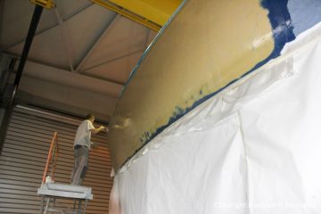Lackiervorbereitungen an einer Comfortina 38 in der Werfthalle der Bootswerft Baumgart in Dortmund