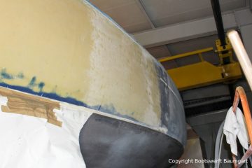 Lackiervorbereitungen an einer Comfortina 38 in der Werfthalle der Bootswerft Baumgart in Dortmund