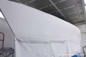 Grundierung des Rumpfes einer Comfortina 38 in der Lackierkabine der Bootswerft Baumgart in Dortmund