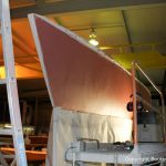 Grundierung des Rumpfes einer Comfortina 38 in der Werfthalle der Bootswerft Baumgart in Dortmund