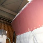 Grundierung des Rumpfes einer Comfortina 38 in der Lackierkabine der Bootswerft Baumgart in Dortmund
