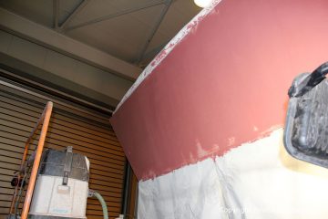 Grundierung des Rumpfes einer Comfortina 38 in der Lackierkabine der Bootswerft Baumgart in Dortmund