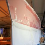 Schleifarbeiten am Rumpf einer Comfortina 38 in der Werfthalle der Bootswerft Baumgart in Dortmund