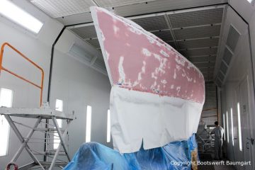 Schleifarbeiten am Rumpf einer Comfortina 38 in der Lackierkabine der Bootswerft Baumgart in Dortmund