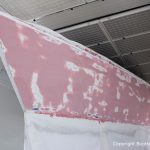 Schleifarbeiten am Rumpf einer Comfortina 38 in der Lackierkabine der Bootswerft Baumgart in Dortmund
